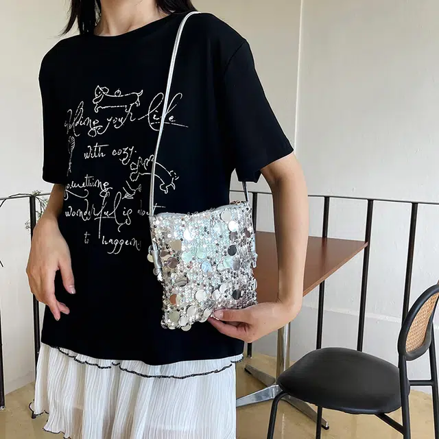 米囹 亮晶晶元素街头吸睛单品 女孩乐趣穿搭别样优雅 女款 轻盈 斜跨包 小号 银色/黑色/紫色/金色