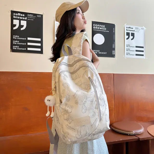 米囹 小熊印花表达精致范 大容量背包 户外登山男女同款 轻盈 双肩包 常规 白色/浅灰色/黑色/绿色