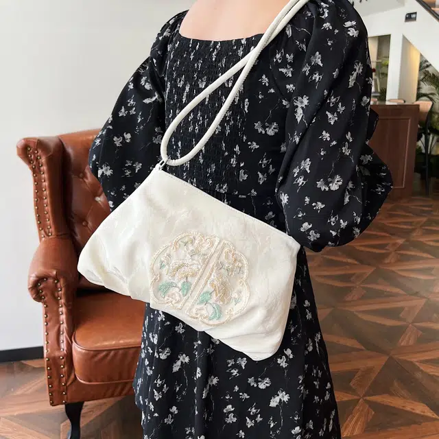 米囹 女孩尝试古风 行走刺绣质地精致视觉质感淡雅柔美 女款 轻盈 斜跨包 常规 白色/灰色/黑色/粉红色