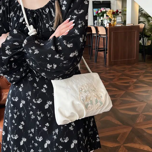 米囹 女孩尝试古风 行走刺绣质地精致视觉质感淡雅柔美 女款 轻盈 斜跨包 常规 白色/灰色/黑色/粉红色