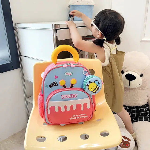 米囹 蜜蜂图案潮好看 学校出门酷 小学生日常活力散步多功能男女同款 轻盈 双肩包 常规 西瓜红/紫色/绿色/藏青色