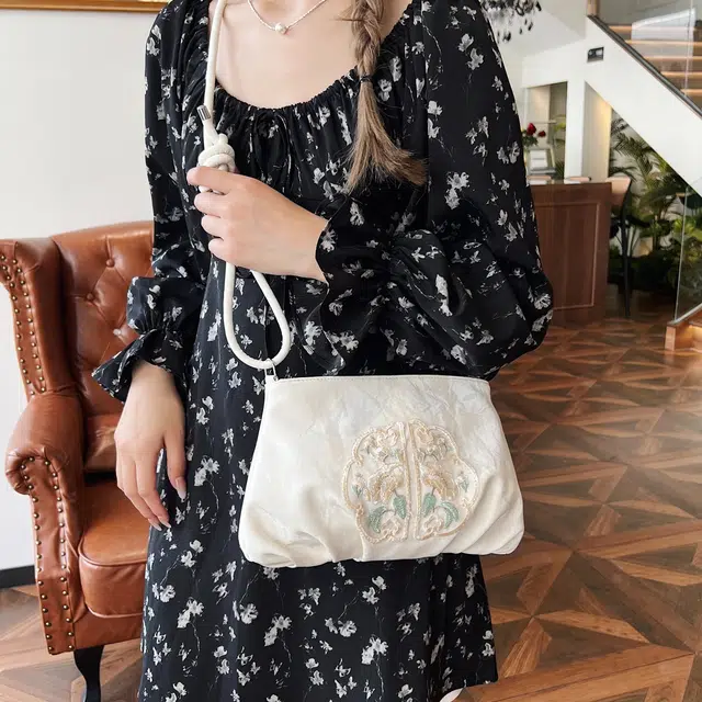 米囹 女孩尝试古风 行走刺绣质地精致视觉质感淡雅柔美 女款 轻盈 斜跨包 常规 白色/灰色/黑色/粉红色