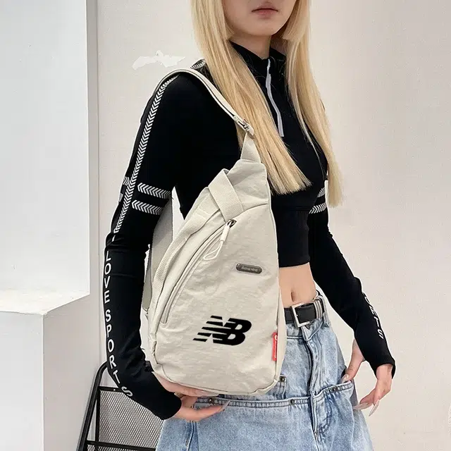 米囹 加宽肩带舒适 多功能单品 初中高中 质地亲肤男女同款 轻盈 斜跨包 小号 米色