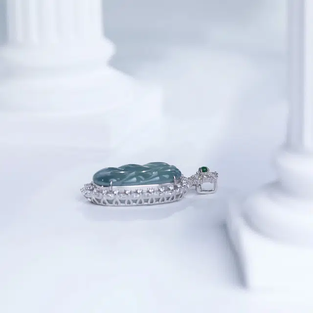 925