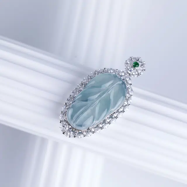 925