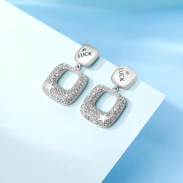 925