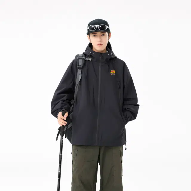 巴塞罗那足球俱乐部  美式户外徒步登山情侣宽松连帽骑行运动防风防水耐磨长袖夹克外套  徒步都市生活/旅游/通勤冲锋衣  男女同款