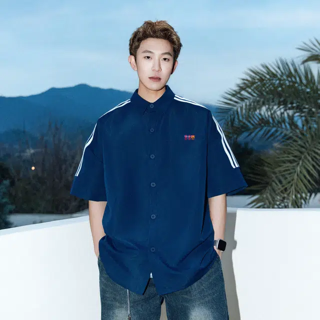 巴塞罗那足球俱乐部 美式复古三条杠设计简约学院风休闲宽松翻领凉感舒适透气日常通勤百搭落肩短袖衬衫 男女同款