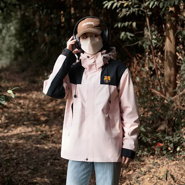 巴塞罗那足球俱乐部 户外出行山系防风防水登山服冲锋衣美式拼接撞色连帽宽松休闲夹克外套 男女同款