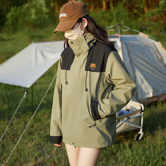 巴塞罗那足球俱乐部 户外出行山系防风防水登山服冲锋衣美式拼接撞色连帽宽松休闲夹克外套 男女同款
