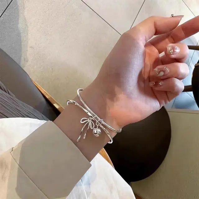 尚仟伊 在逃公主莫比乌斯双环叠戴小众森系蝴蝶结铃铛吊坠 甜美风气质百搭通勤款镯子 合金 手镯 女款 甜蜜饰爱 浪漫告白送礼