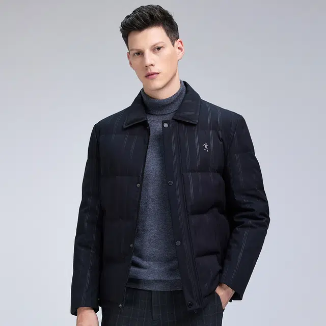 与狼共舞 百搭舒适纯色竖条纹小人标保暖加厚羽绒服 男款 黑色