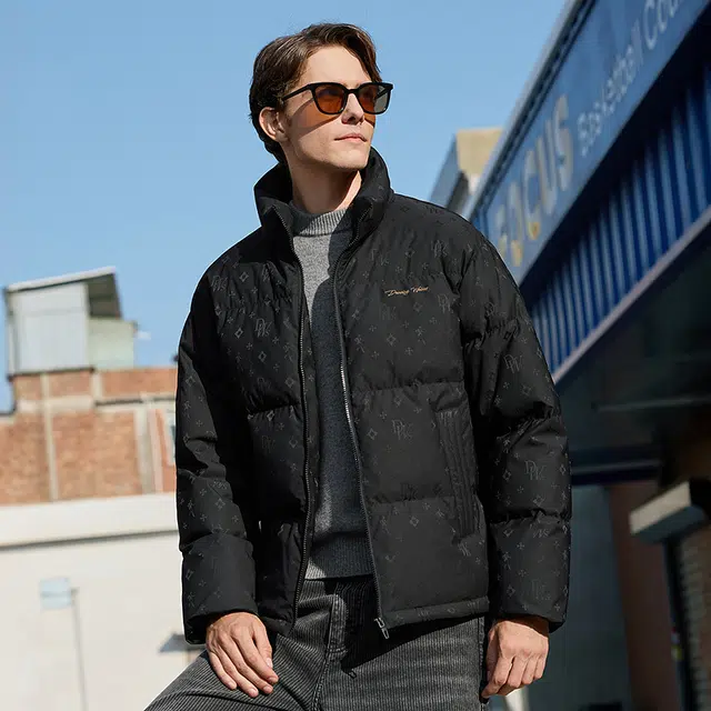 与狼共舞 黑金面包石墨烯蓄热锁温科技高充绒时尚高街个性潮流满印立领防风羽绒服 男款