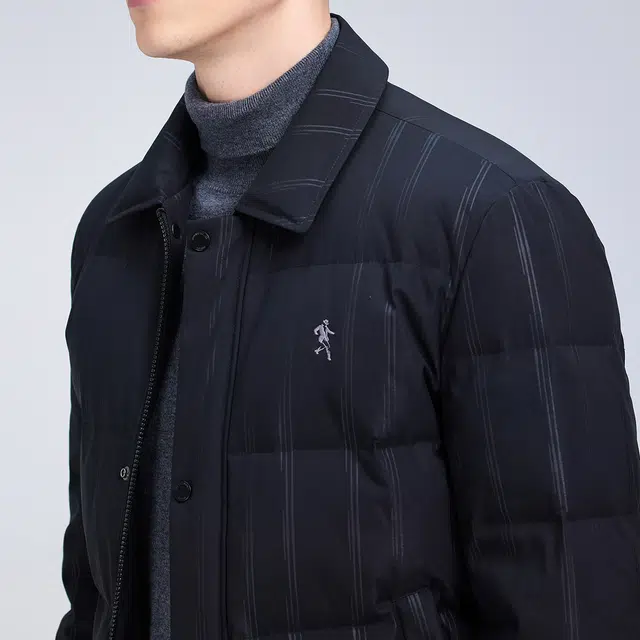 与狼共舞 百搭舒适纯色竖条纹小人标保暖加厚羽绒服 男款 黑色