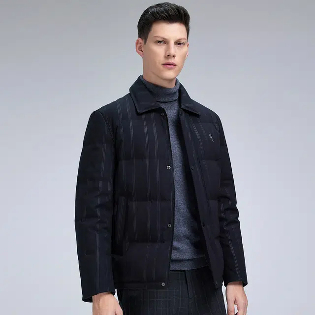 与狼共舞 百搭舒适纯色竖条纹小人标保暖加厚羽绒服 男款 黑色
