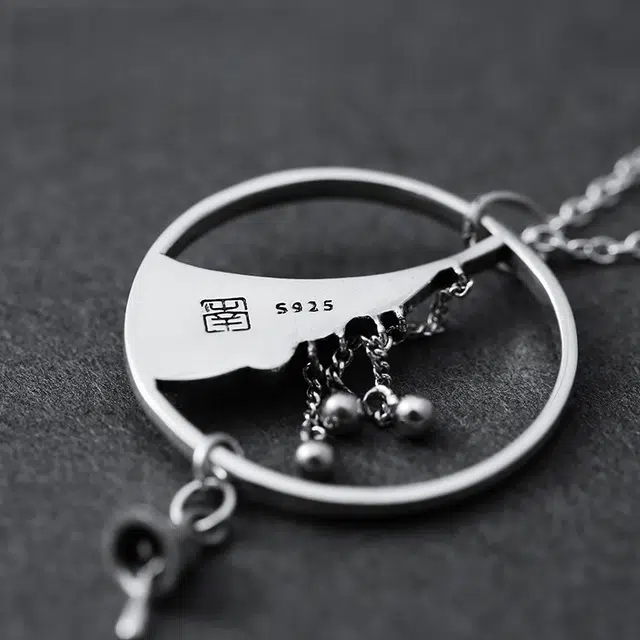 925