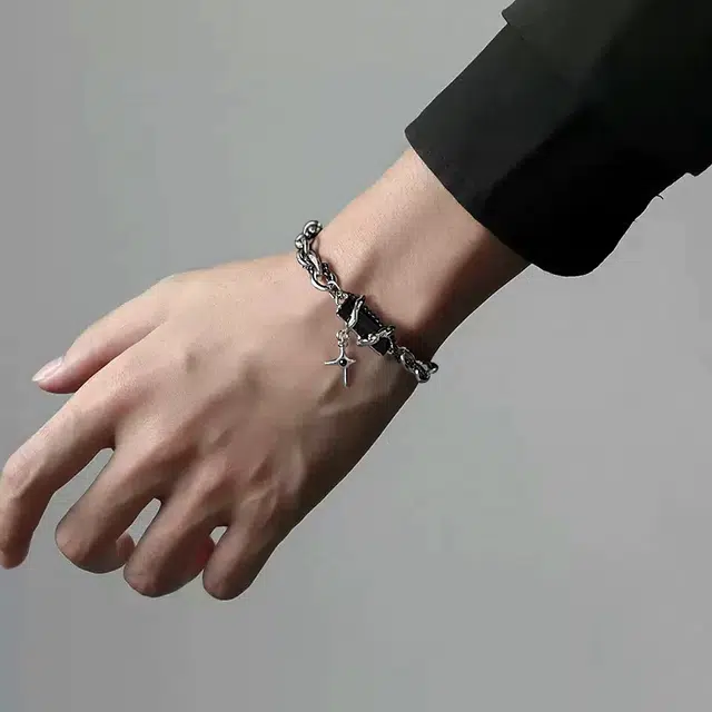 925