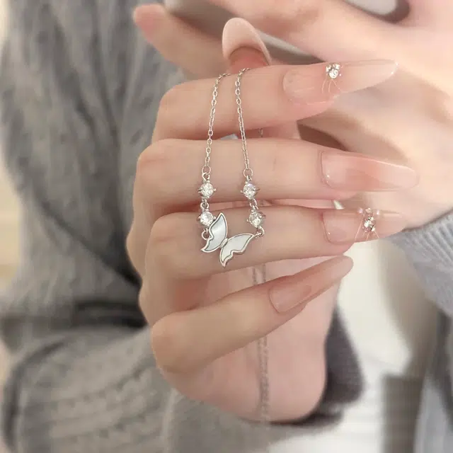 925