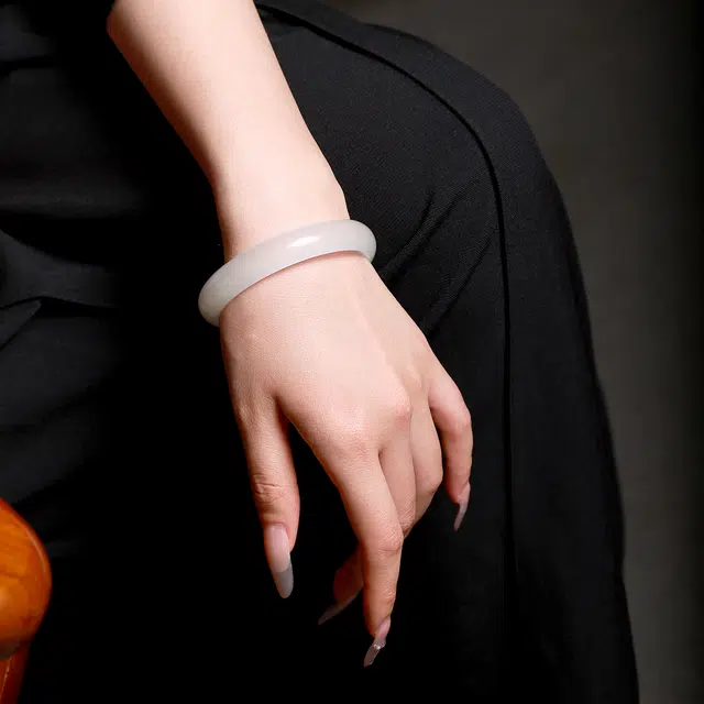 梨云暮雪 一物一证 山雾轻烟款白月光 独特冰丝绒 起冰起荧光 经典百搭气质显白 旗袍汉服 新中式天然 金丝玉 手镯 女款