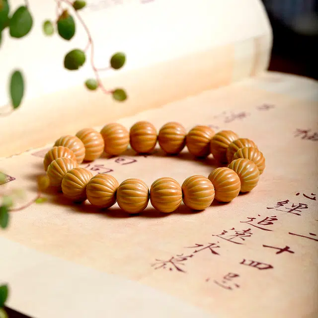 梨云暮雪 【原皮亮光】一级精雕灯笼西瓜款  归圆度极高  雕刻精美  盘玩手感佳  潮流设计款 猴头核桃 手串 男女同款情侣款