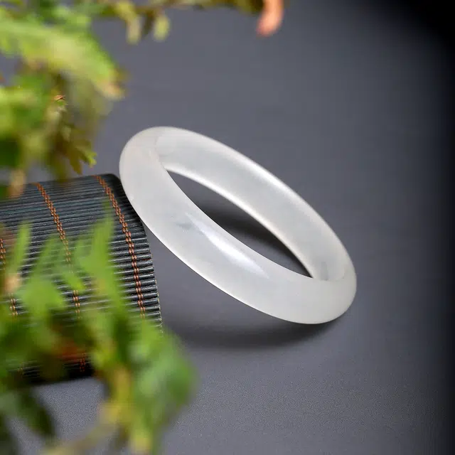 梨云暮雪 一物一证 山雾轻烟款白月光 独特冰丝绒 起冰起荧光 经典百搭气质显白 旗袍汉服 新中式天然 金丝玉 手镯 女款