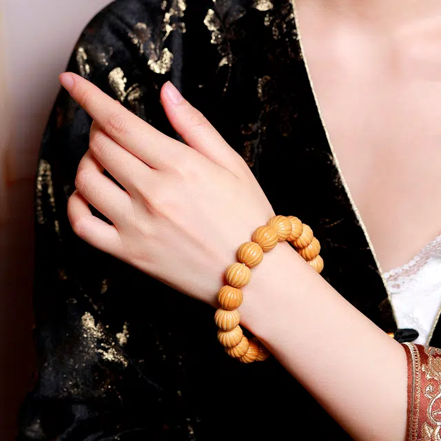 梨云暮雪 【原皮亮光】一级精雕灯笼西瓜款  归圆度极高  雕刻精美  盘玩手感佳  潮流设计款 猴头核桃 手串 男女同款情侣款