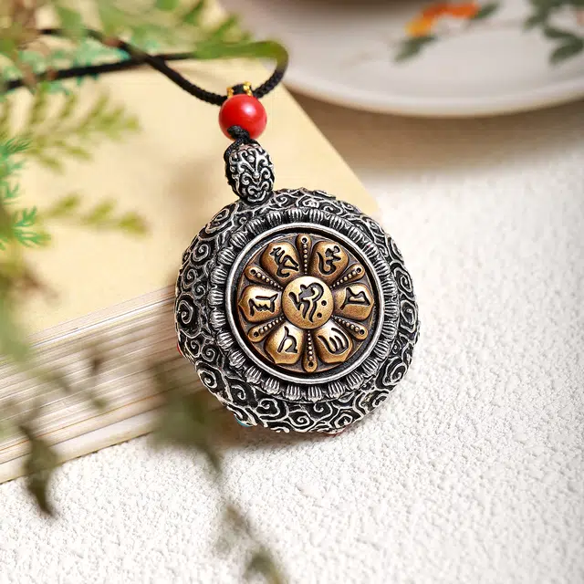 梨云暮雪 品牌供应 保证 藏式八大守护神红砂   复古祥云镶嵌 背面超高灵活度转盘可戴可玩 大顶珠搭配#好运 朱砂 吊坠 男女同款情侣款