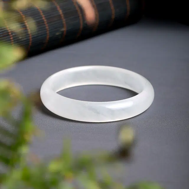 梨云暮雪 一物一证 山雾轻烟款白月光 独特冰丝绒 起冰起荧光 经典百搭气质显白 旗袍汉服 新中式天然 金丝玉 手镯 女款