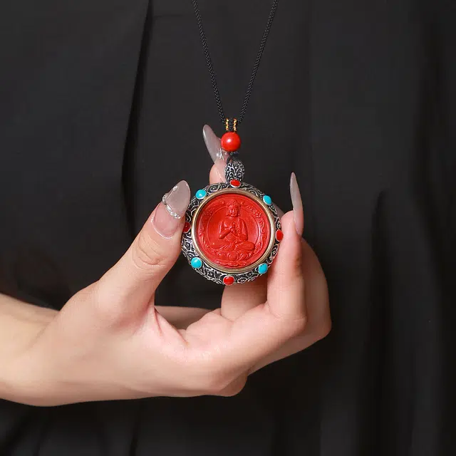 梨云暮雪 品牌供应 保证 藏式八大守护神红砂   复古祥云镶嵌 背面超高灵活度转盘可戴可玩 大顶珠搭配#好运 朱砂 吊坠 男女同款情侣款