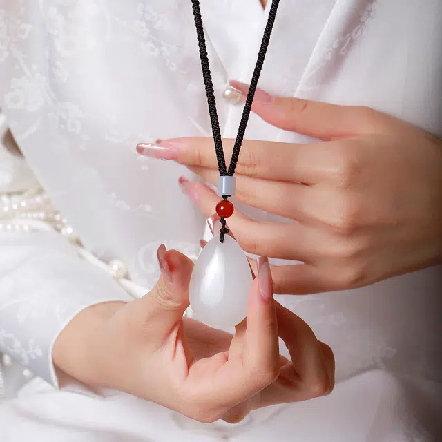 梨云暮雪 绿韵水滴款 经典时尚 精选优品 白月光 设计款粗绳 天山翠 吊坠 男女同款情侣款