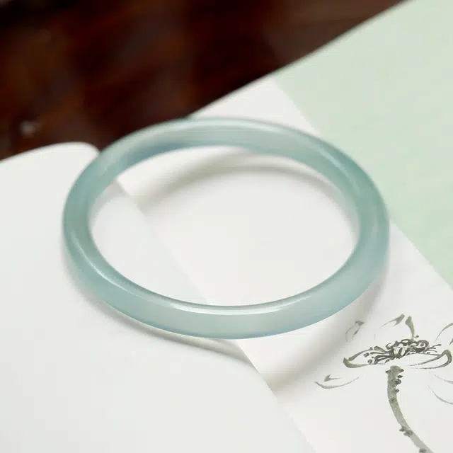 梨云暮雪 【温柔蓝】 新中式时尚款  国风经典  圆条  招财转运 玉髓 手镯 女款