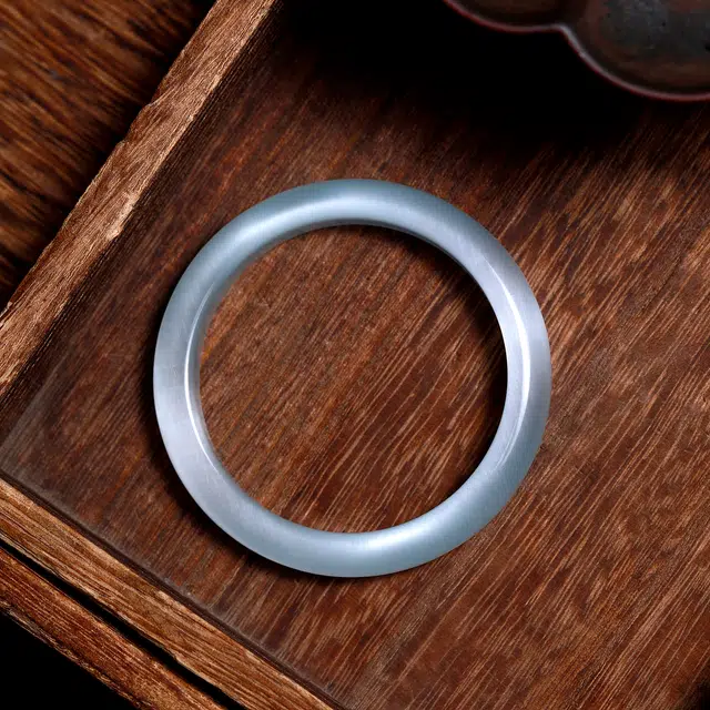 梨云暮雪 微蓝调起刚白月光   赠杏花微红好运手串   中国风    气质显白百搭 琉璃 手镯 女款