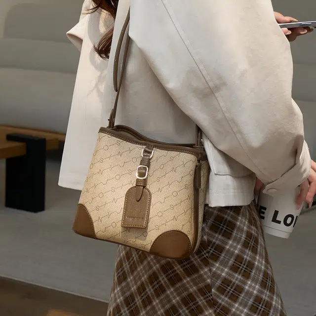 卓诗尼 秋冬时尚百搭休闲老花 合成革 水桶包手提包 女款 卡其色