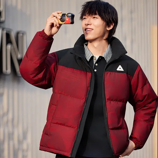 匹克 驭雪短羽升级版 三防科技经典纯色简约户外通勤校园冬季防污立领加厚保暖石墨烯驭热休闲微宽松中厚羽绒服 男女同款 安可拉红色
