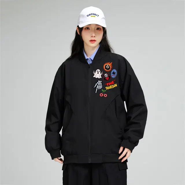 宜而爽 美式复古线条感潮流解构拼接设计创意黑八火焰炸弹图案字母印花休闲宽松无性别高级感舒适百搭长袖落肩教练飞行员夹克 男女同款