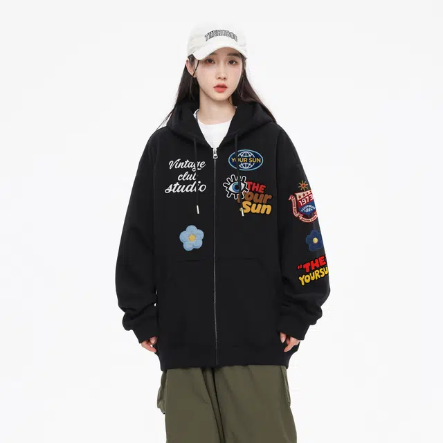 宜而爽 美式潮流街头创意袖标复古徽章仿贴布绣图案卡通字母印花宽松休闲百搭无性别主义简约日常通勤长袖开衫连帽卫衣 男女同款