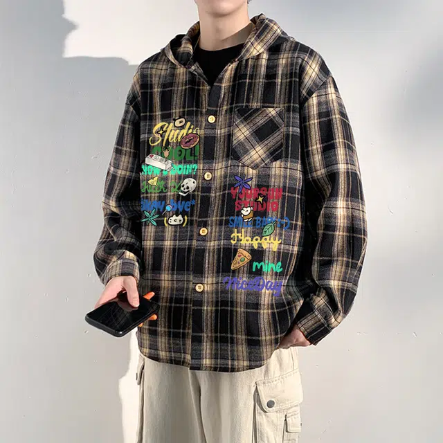 宜而爽 美式潮流街头手绘卡通趣味小图画彩色字母印花撞色格纹设计宽松休闲时尚百搭慵懒风舒适透气单排扣长袖连帽开衫衬衫外套 男女同款