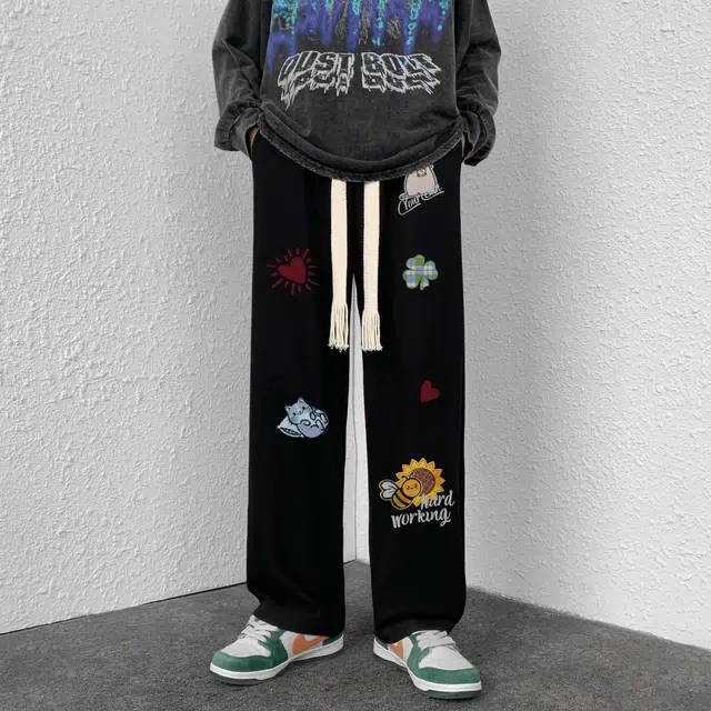 宜而爽 美式复古学院风仿刺绣蜜蜂猫咪字母印花设计运动休闲高街日常宽松阔腿直筒显高垂感拖地松紧腰纯色系带篮球针织休闲裤 男女同款