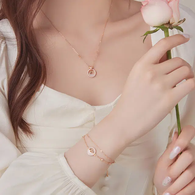 925