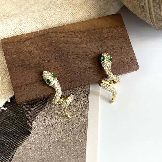 925