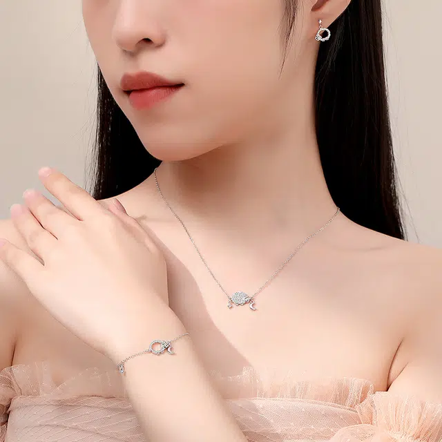 925