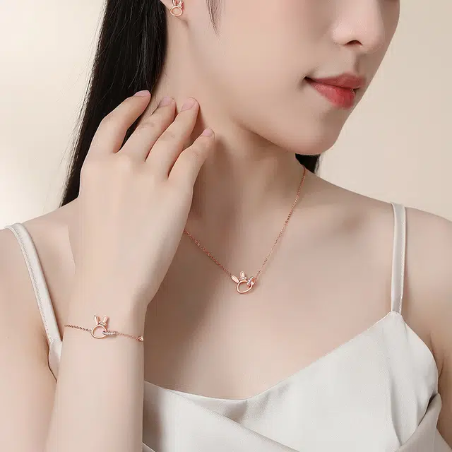 925