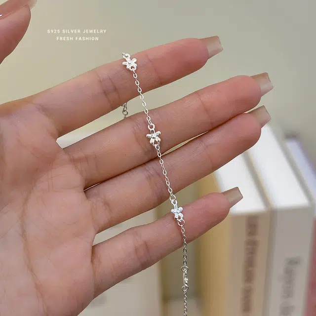 925