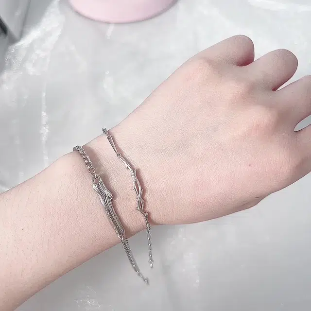 925