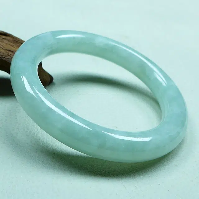 菲燕 淡苹果绿 圆条 冰种 翡翠手镯 女款