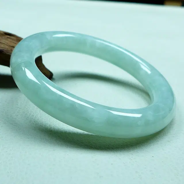 菲燕 淡苹果绿 圆条 冰种 翡翠手镯 女款
