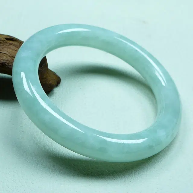 菲燕 淡苹果绿 圆条 冰种 翡翠手镯 女款