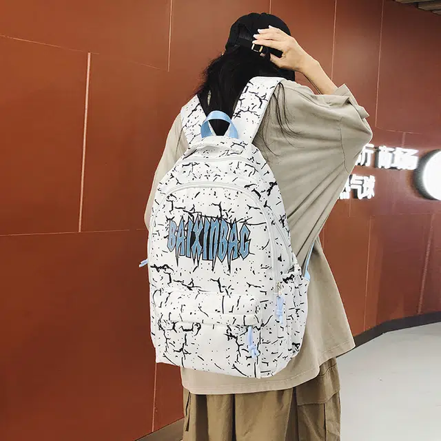 單倉 美式高街小众潮酷字母印花书包初高中学生大容量个性涂鸦通勤旅行 尼龙 双肩包 常规 男女同款情侣款 黑色/白色