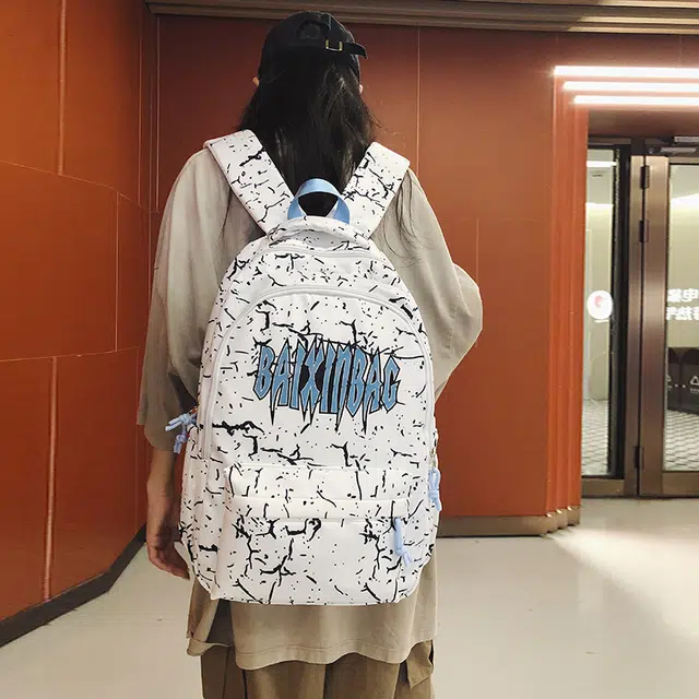 單倉 美式高街小众潮酷字母印花书包初高中学生大容量个性涂鸦通勤旅行 尼龙 双肩包 常规 男女同款情侣款 黑色/白色