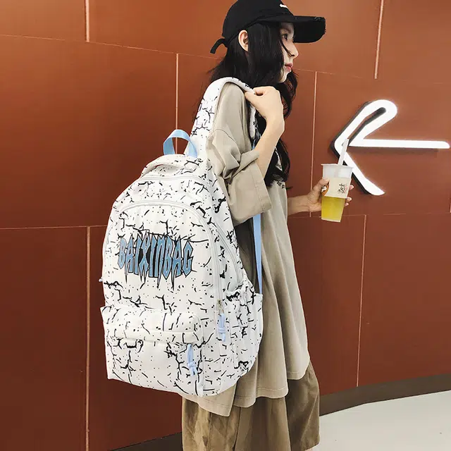 單倉 美式高街小众潮酷字母印花书包初高中学生大容量个性涂鸦通勤旅行 尼龙 双肩包 常规 男女同款情侣款 黑色/白色